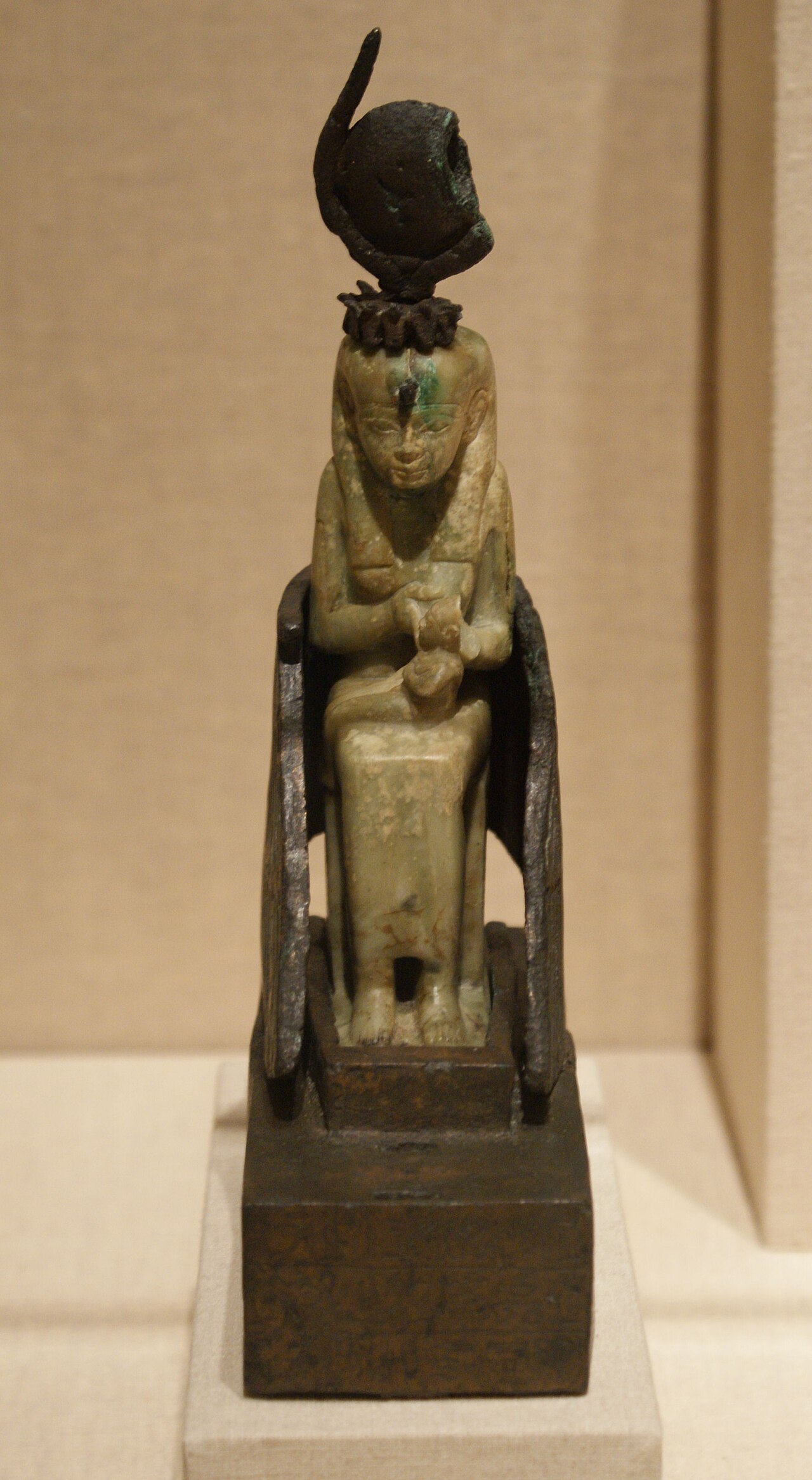 Izyda karmiąca Horusa, starożytna statuetka egipska, Brooklyn Museum - CC BY 3.0