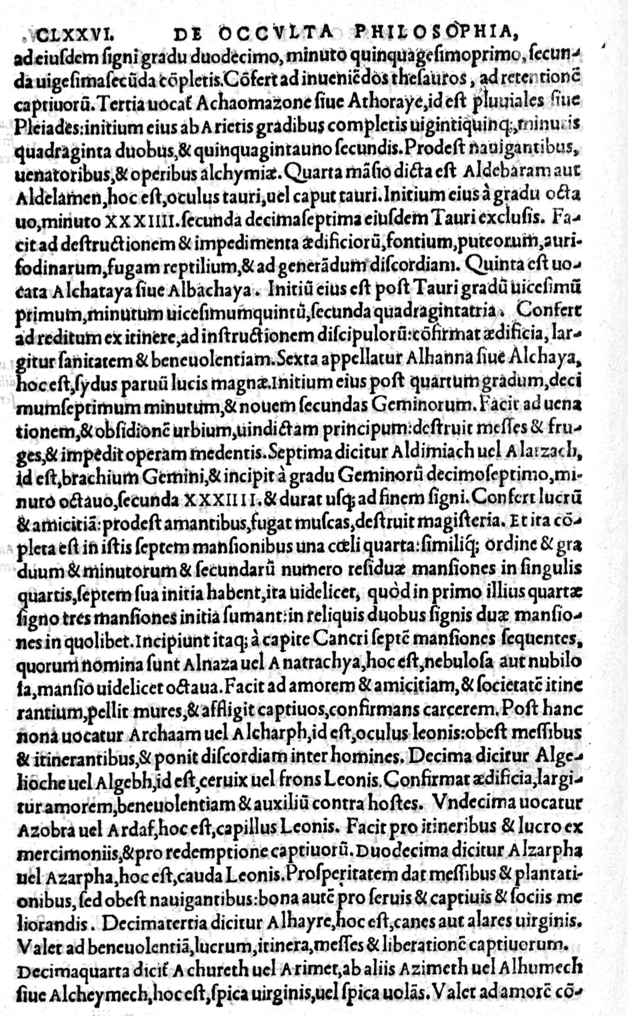 Strona łacińskiego druku z 1533 roku z nagłówkiem „CLXXVI. De occulta philosophia”: ciągły tekst wylicza kolejne stacje Księżyca – od końca opisu drugiej, której początek przypada na dwunasty stopień, pięćdziesiątą pierwszą minutę i dwudziestą drugą sekundę Barana, przez Plejady, Aldebaran i siódmą stację zamykającą pierwszą ćwiartkę nieba, po czternastą, Kłos Panny