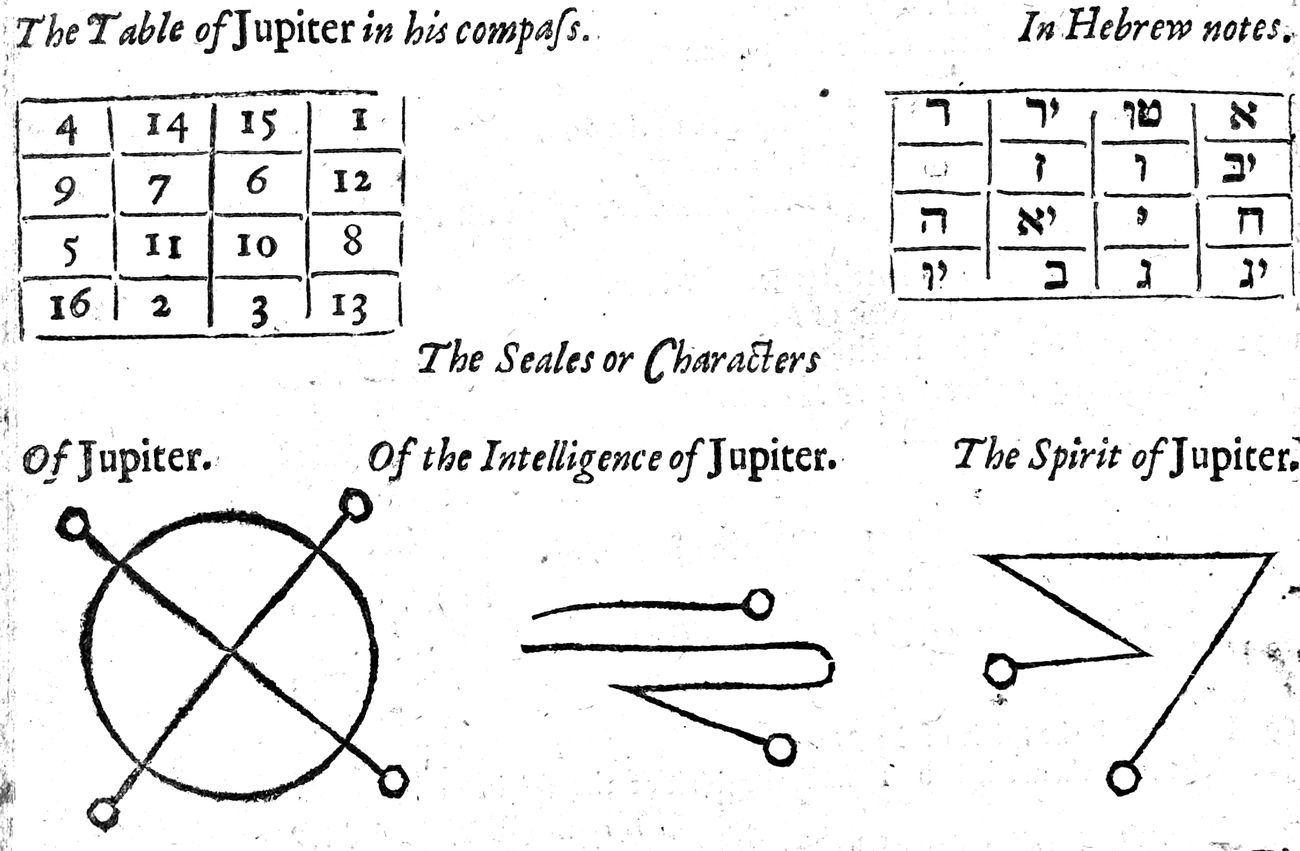 Strona druku: po lewej kwadrat 4 na 4 z liczbami 4, 14, 15, 1 / 9, 7, 6, 12 / 5, 11, 10, 8 / 16, 2, 3, 13 podpisany The Table of Jupiter in his compass, po prawej ten sam kwadrat w literach hebrajskich; niżej trzy linearne znaki zakończone kółkami: pieczęć Jowisza, czyli okrąg przecięty dwiema przekątnymi, oraz znaki inteligencji i ducha Jowisza