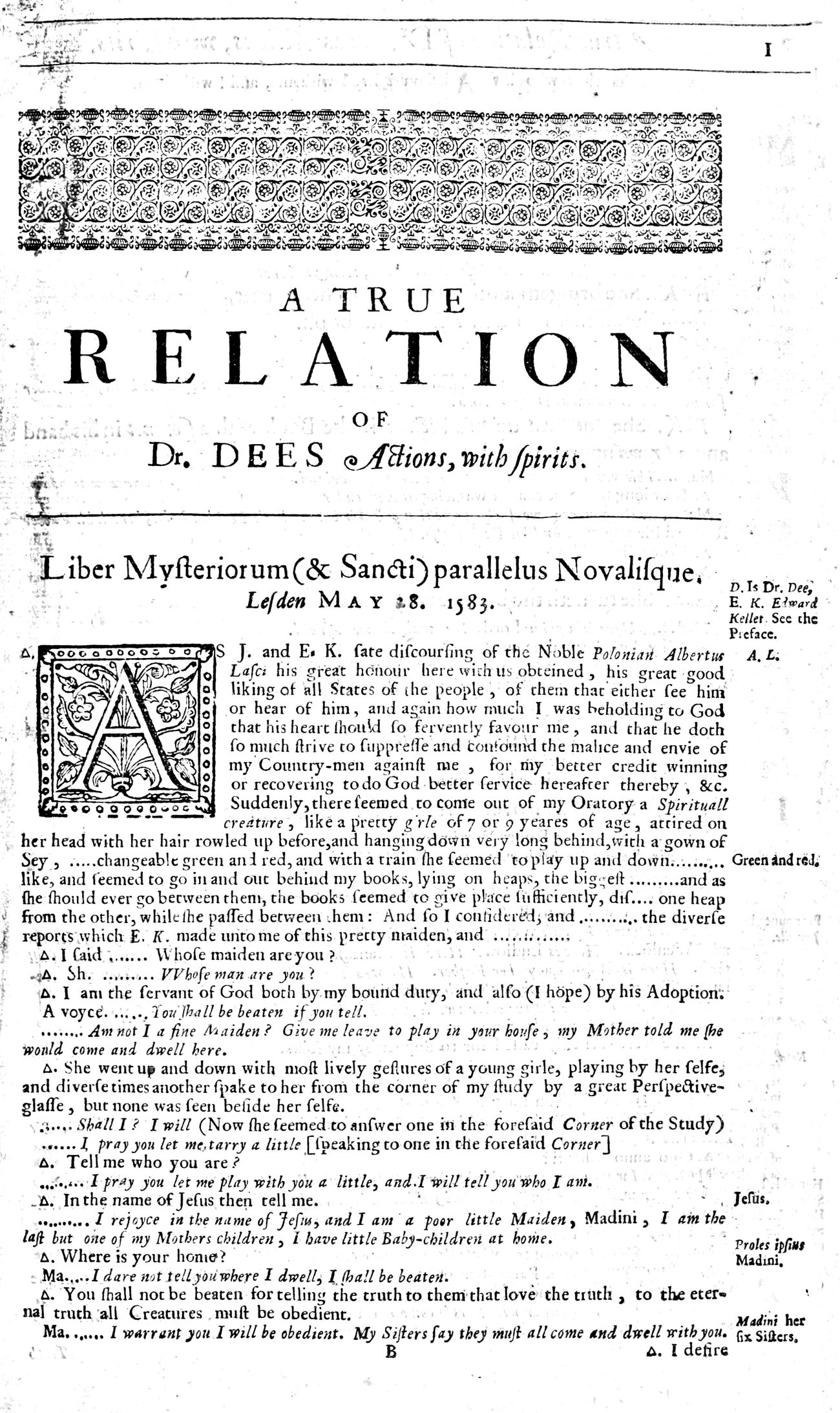 Strona starodruku: ozdobny pas ornamentu, tytuł A True Relation of Dr. Dees Actions with Spirits, nagłówek Liber Mysteriorum (& Sancti) parallelus Novalisque z miejscem i datą Lesden May 28. 1583, a pod nim zapis sesji z inicjałem A, z wypowiedziami oznaczonymi trójkątem dla Dee i skrótem Ma. dla duszka oraz z notami na marginesie