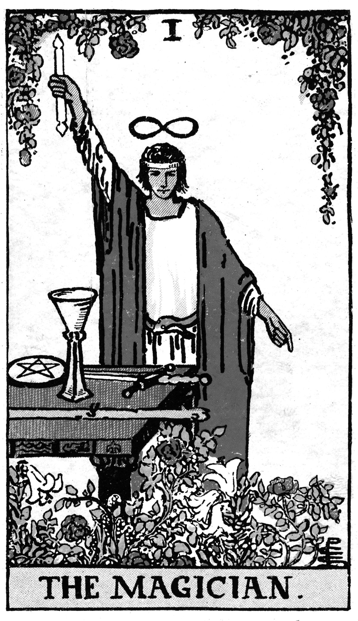 Czarno-biała reprodukcja karty tarota z cyfrą I i napisem The Magician: młody mag w białej tunice i ciemnym płaszczu unosi prawą ręką ku niebu laskę, lewą wskazuje ziemię; nad głową ma znak nieskończoności, a na stole przed nim stoją kielich, pentakl z pentagramem i miecz; u góry i u dołu girlandy róż i lilii